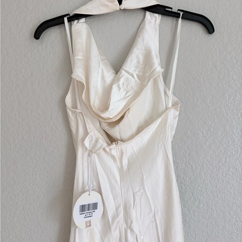 HERE COMES THE SUN selfie Leslie
Element Halterneck Maxi Dress Champagne - Picture 5 of 6